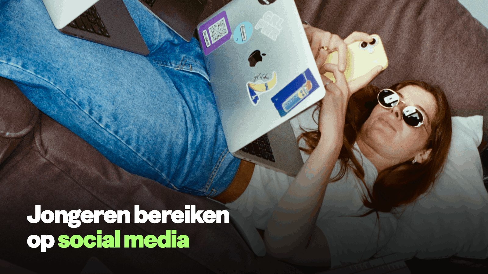 Cover van de gids over jongeren bereiken op social media, met een smartphone en de logo's van TikTok, Instagram, Snapchat en YouTube Shorts.