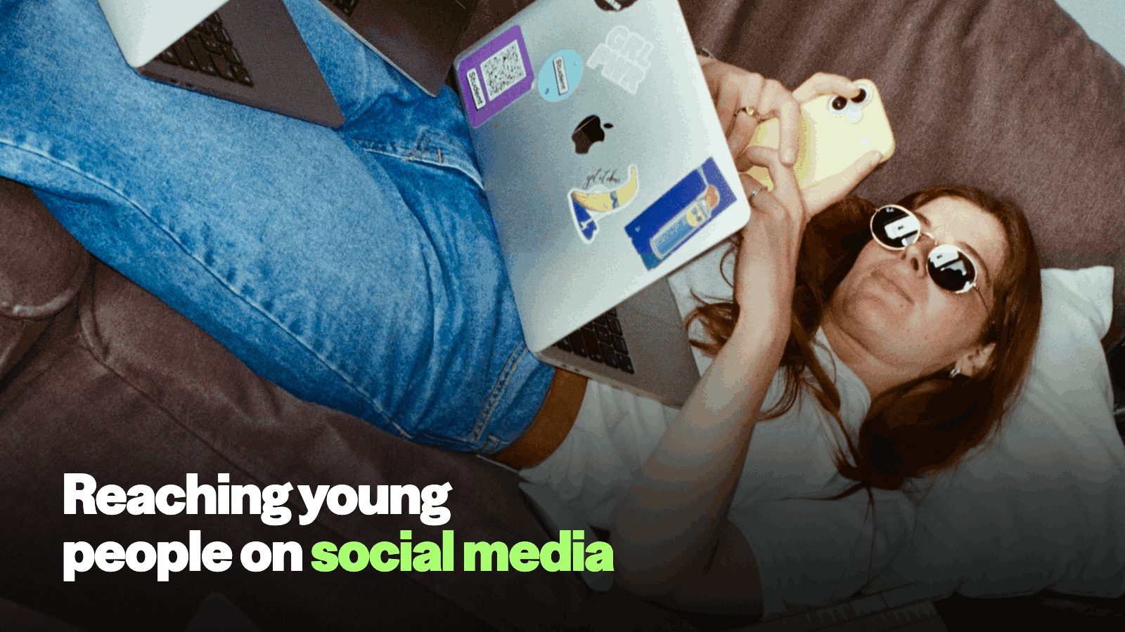 Cover of the guide to reaching young audiences on social media, featuring a smartphone and the logos of TikTok, Instagram, Snapchat and YouTube Shorts.