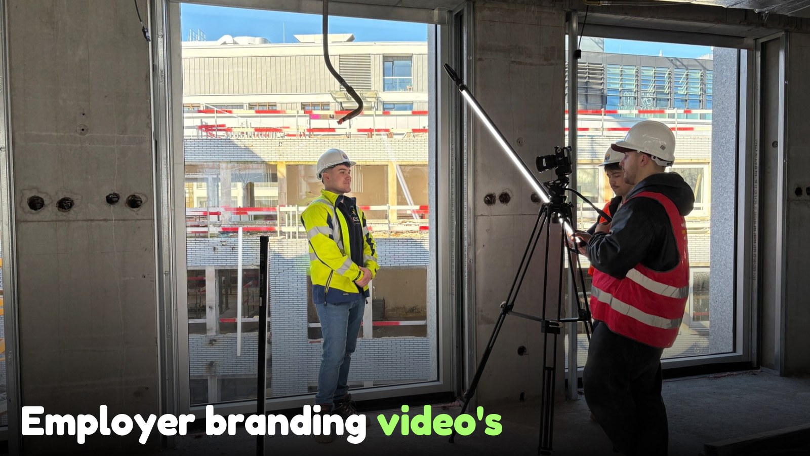 Filmploeg neemt een interview op tijdens de Deloitte Job & Internship Fair, met professionele belichting en een gimbal.