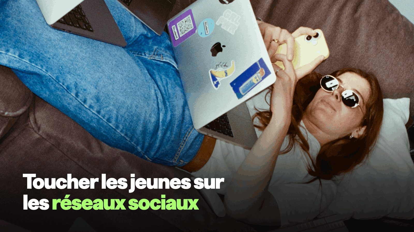 Couverture du guide pour toucher les jeunes sur les réseaux sociaux, avec un smartphone et les logos de TikTok, Instagram, Snapchat et YouTube Shorts.