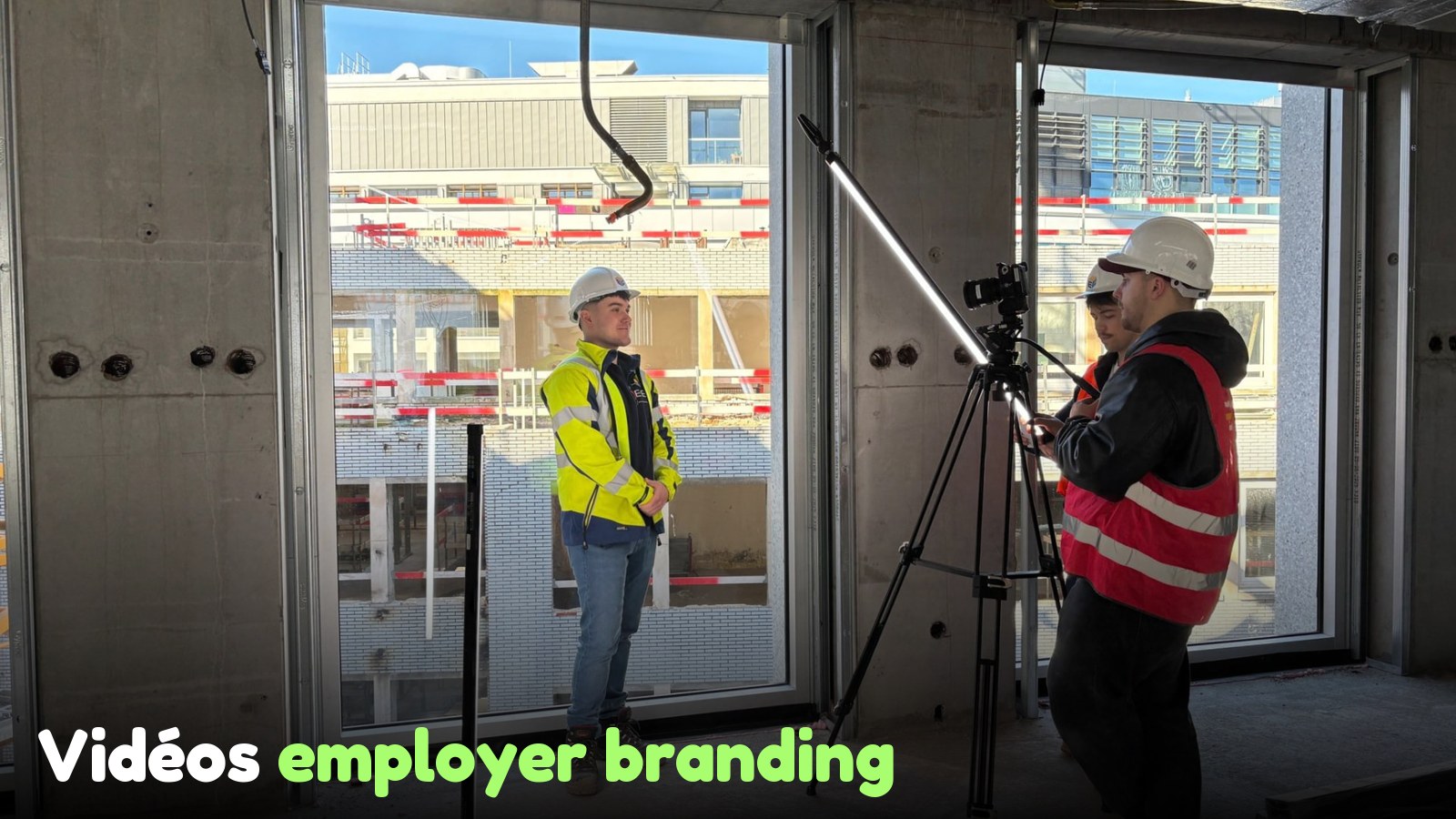 Équipe de tournage filmant une interview lors du Deloitte Job & Internship Fair, avec éclairage professionnel et gimbal.